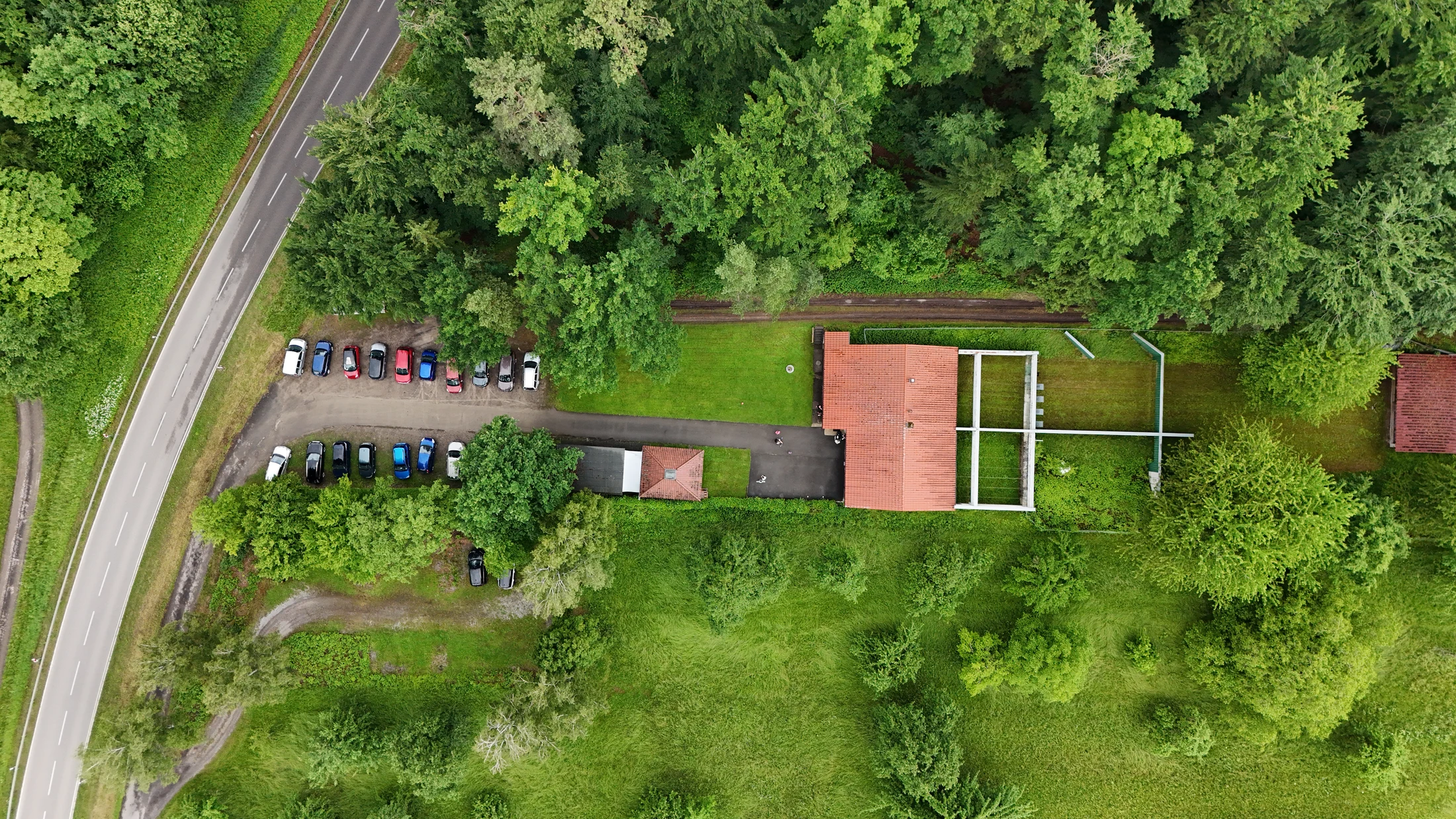 Das Schützenhaus Hailfingen mit Schießanlage und Wiese aus der Vogelperspektive