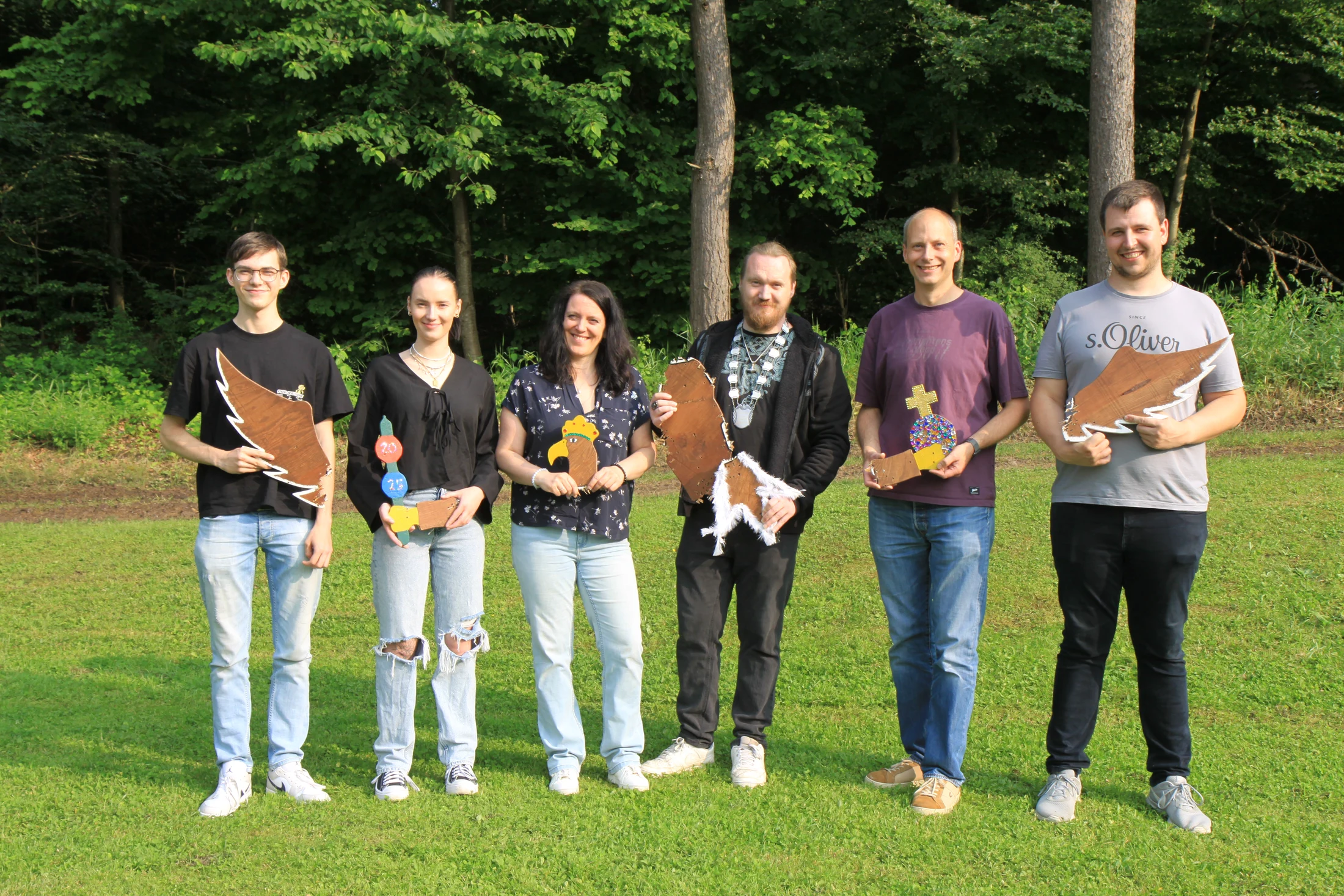 Gruppenfoto mit Königskette und Adlertrophäen beim Königsadlerschießen 2025