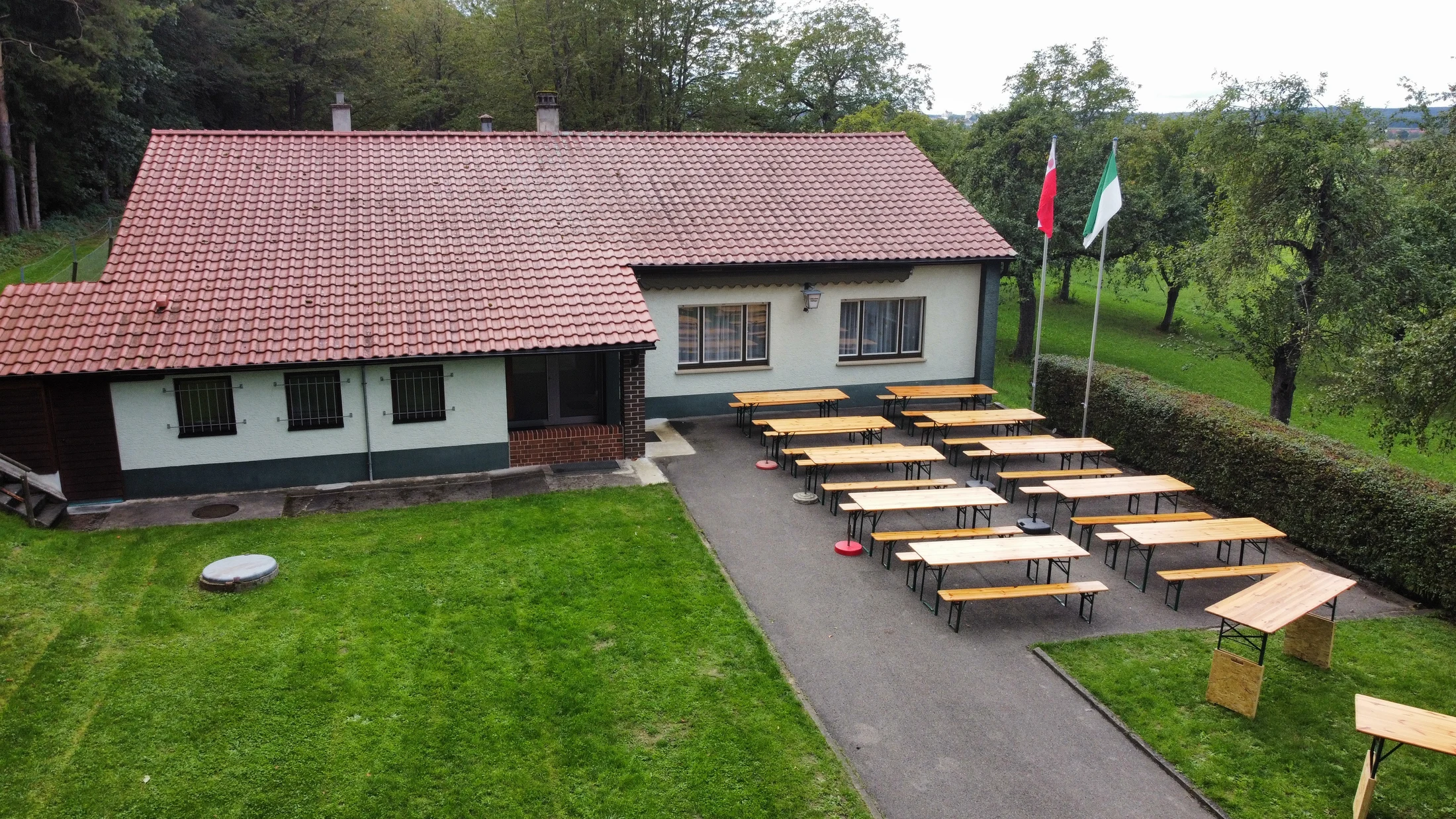 Schützenhaus Hailfingen mit gedeckter Außenbestuhlung und Wiese